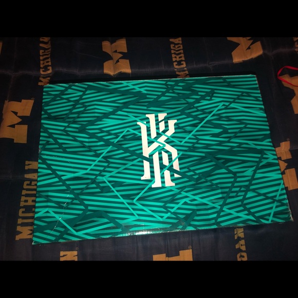 Basketball shoes - Picture 3 of 4